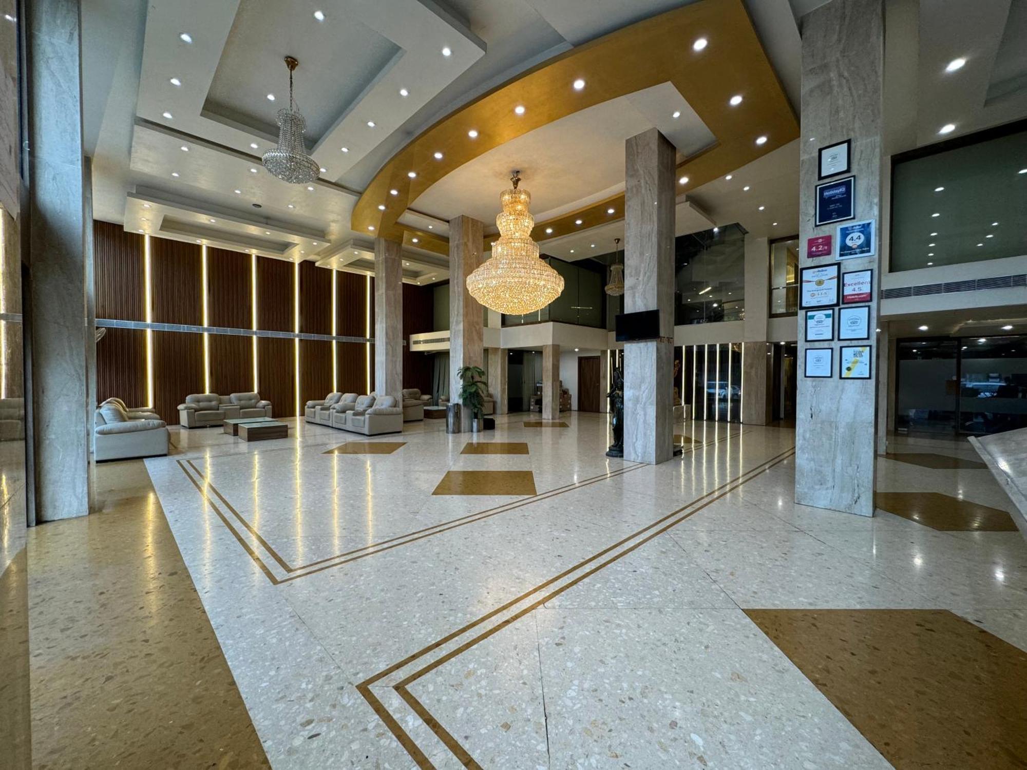 Hotel The Evergrand Palace Rajkot Exterior foto