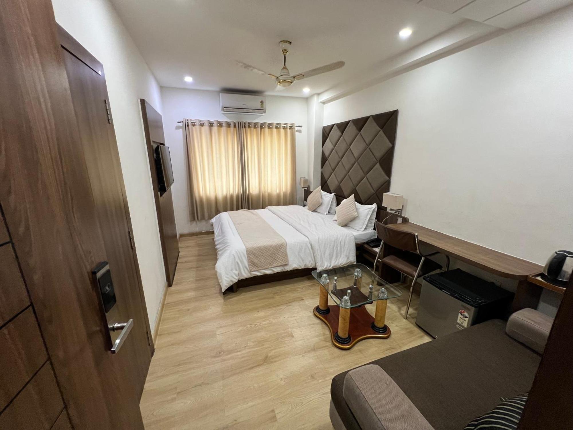 Hotel The Evergrand Palace Rajkot Exterior foto