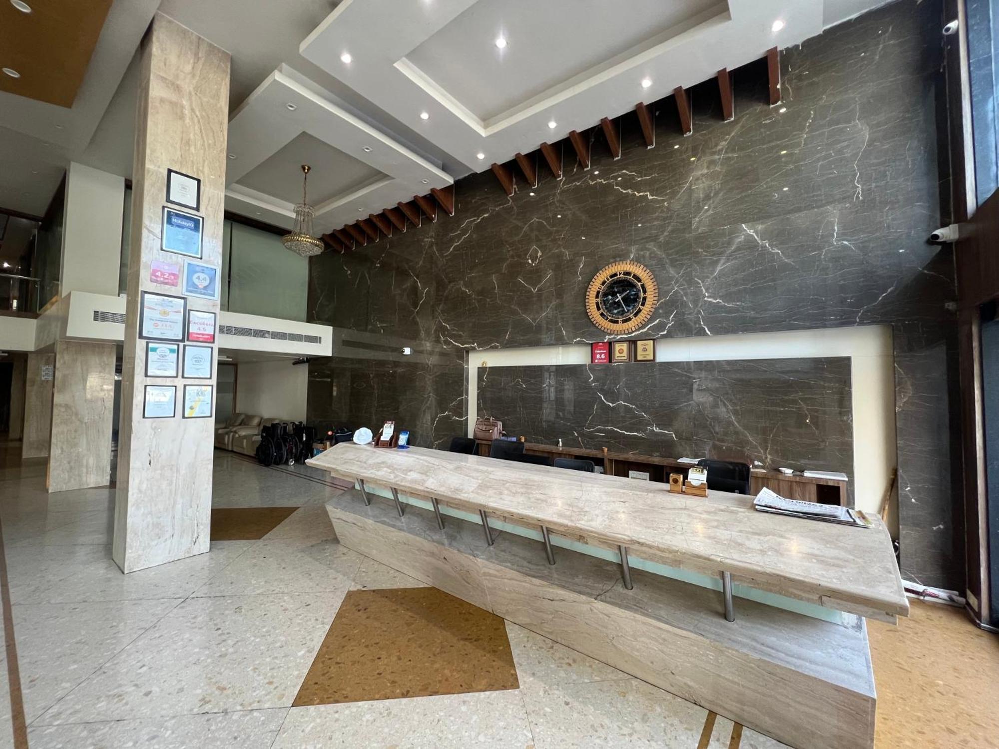 Hotel The Evergrand Palace Rajkot Exterior foto