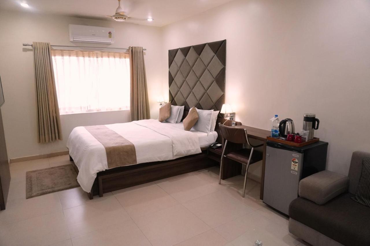 Hotel The Evergrand Palace Rajkot Exterior foto